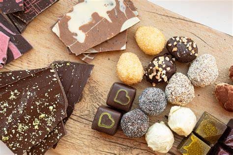 Diverse Pralinensorten von Daja Chocolate, u.a. mit Tonkabohne-Mohn