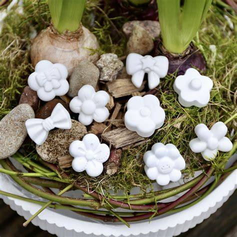 Diverses Fondantdekor: Blumen, Schleifen und Figuren