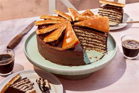 Dobos-Torte Stücke und Schichten