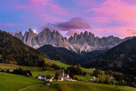 Dolomiten Geislergruppe und St. Magdalena Panorama