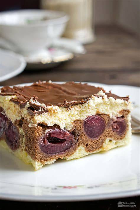 Donauwelle Aufbau: helle/dunkle Teigschicht, Kirschen, Buttercreme, Schokoladenguss mit Wellen