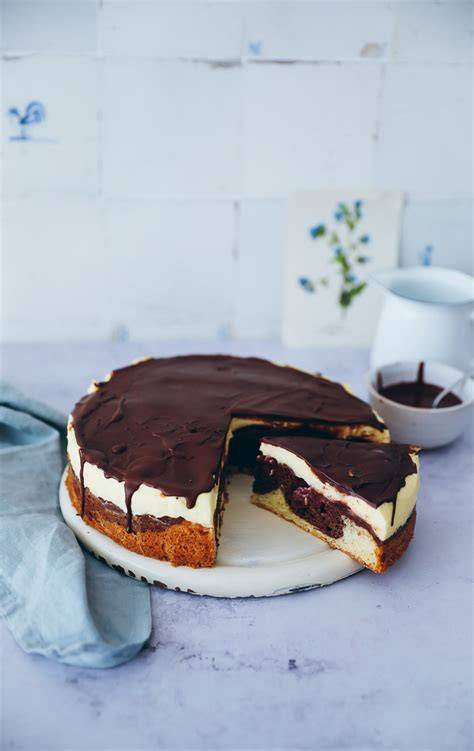 Donauwelle Marmorkuchen Boden mit Kirschen in der Springform