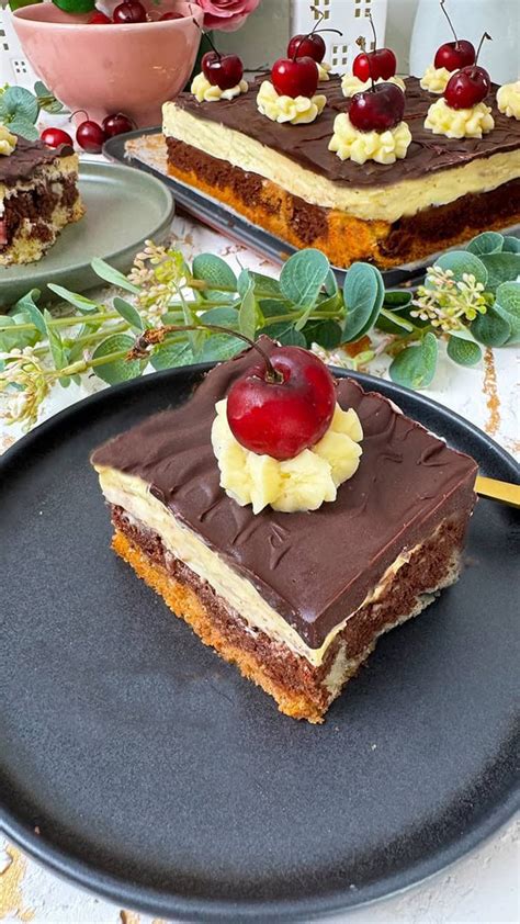 Donauwelle mit Marzipan, angeschnitten und in Nahaufnahme