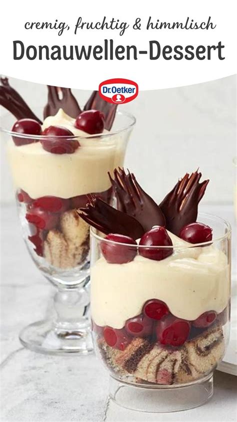 Donauwellen Dessert im Glas mit Schichten aus Marmorkuchen, Kirschen, Vanillecreme und Schokolade