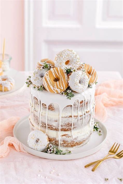 Donut Torte auf Kuchengitter, bepinselt mit Aprikosenmarmelade