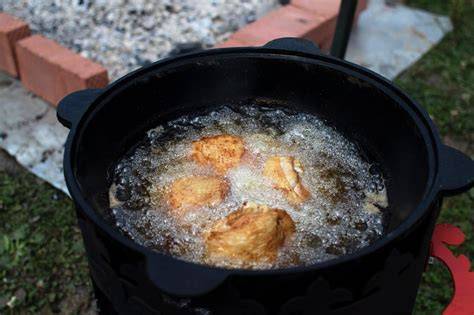 Donut-Ausstechen und Frittieren im Topf mit Kokosfett