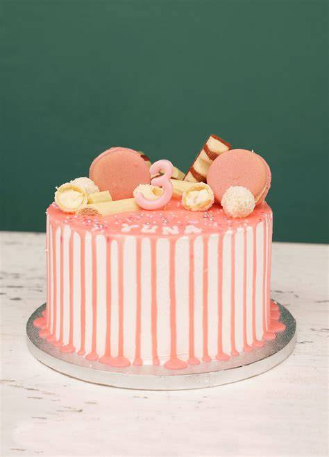 Donut-Flamingos und rosa Drip auf der Torte