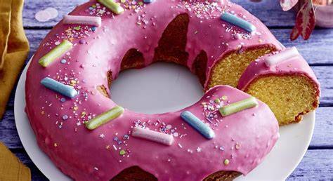 Donut-Kuchen in Kranzform und Zutaten