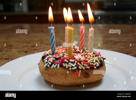 Donut-Torte mit Fondantdekor und Kerzen