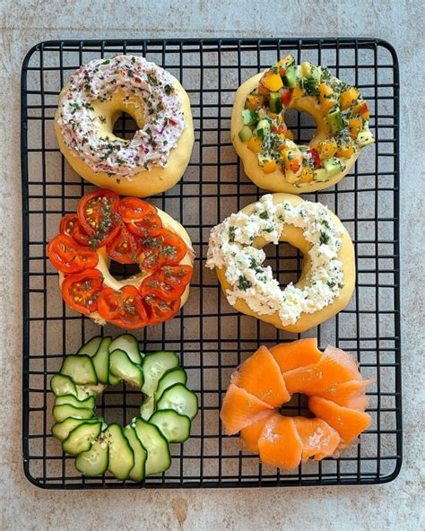 Donut-Vitrine mit individuellen Toppings und Donut-Torte