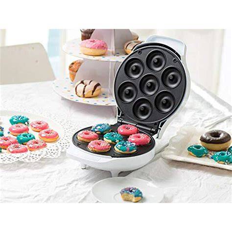 Donutmaker und Cake-Pop-Maker auf einer Küchenarbeitsfläche