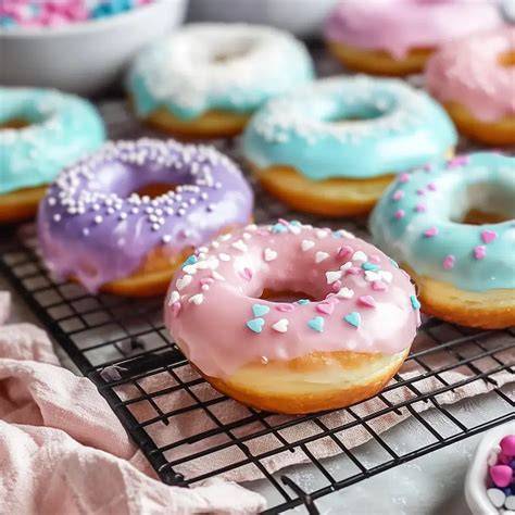 Donuts auf einem Gitter, bereit zur Dekoration mit Glassur und Toppings