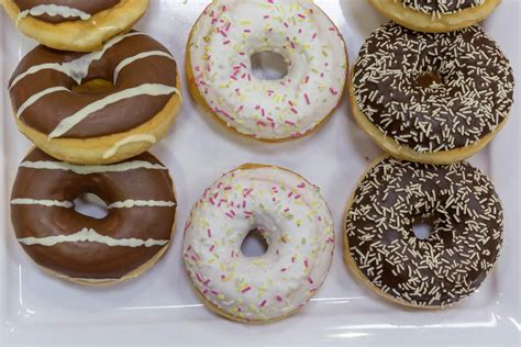 Donuts auf einem Tablett, verschiedene Glasuren (Schokolade, Zuckerguss, Zimt & Zucker)