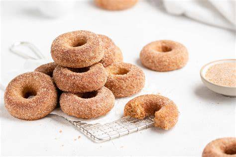 Donuts direkt nach dem Frittieren im Zimt-Zucker-Gemisch wenden