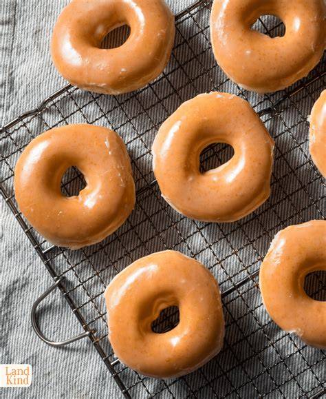 Donuts frisch frittiert auf Kuchengitter