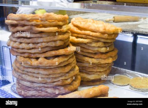 Donuts frisch gebacken auf einem Rost