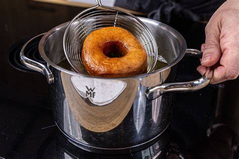 Donuts im heißen Fett ausbacken