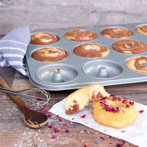 Donuts in Donut-Backform im Ofen