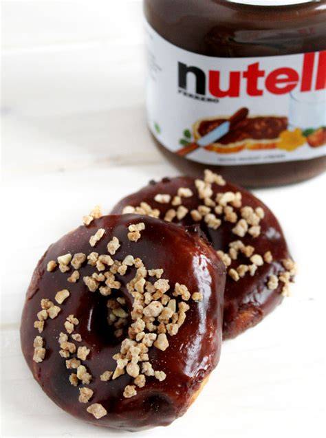 Donuts mit Nutella-Glasur und Haselnusskrokant