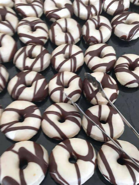 Donuts mit Schokoglasur und Streuseln