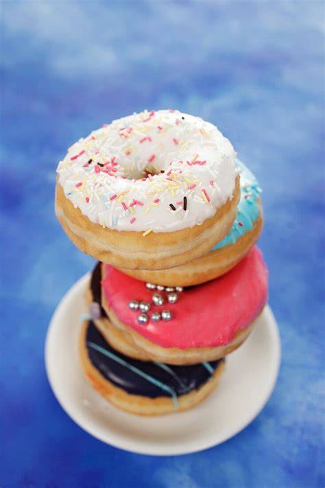Donuts-Geburtstagstorte mit bunter Glasur und Buttercreme