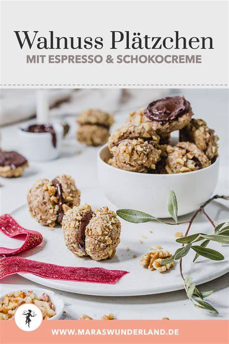 Doppeldecker-Walnusskekse mit Espresso-Schokocreme und gehackten Walnüssen