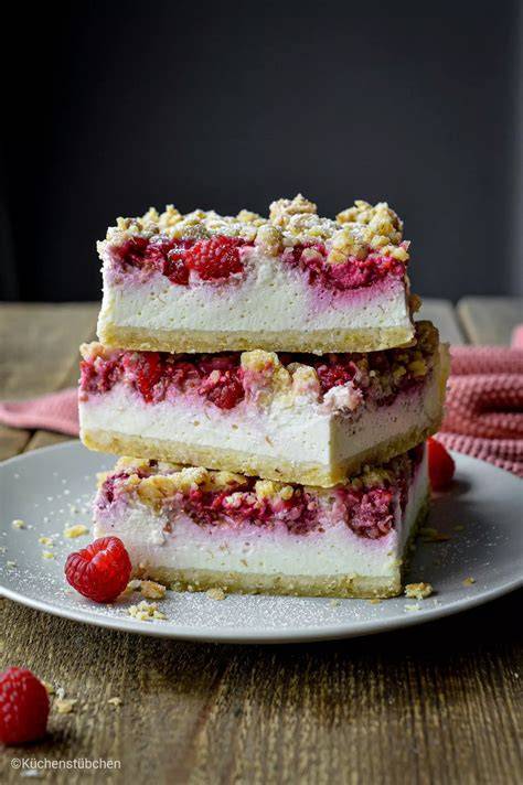 Doppelrahmfrischkäse, Quark und Himbeeren auf einem Schneidebrett direkt am Thermomix