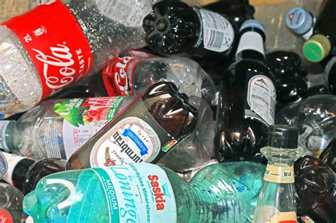 Dosen und Flaschen verschiedener alkoholfreier Hefeweizen-Marken mit Zuckerangaben