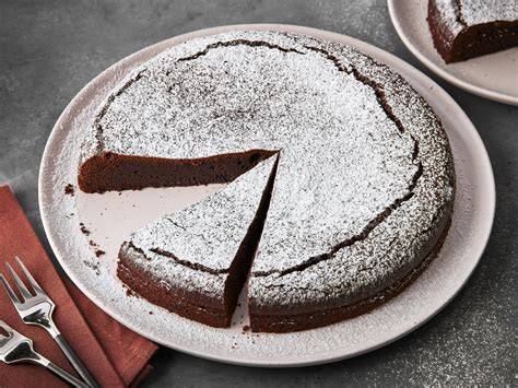 Double-Choc Kuchen auf einer Tortenplatte
