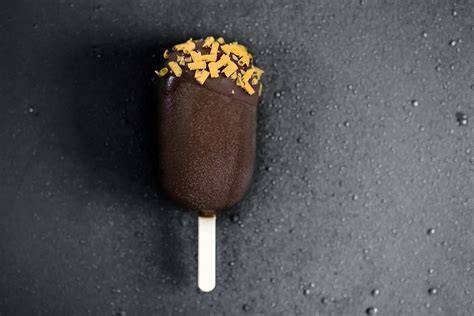Double-Chocolate-Eis am Stiel mit Garnitur