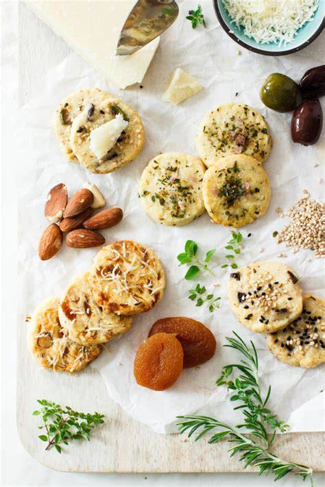 Drei Varianten Parmesankekse: Kräuter, Sesam/Olive, Aprikose/Mandel