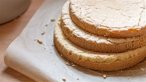 Drei gleichmäßige Tortenböden vor dem Backen