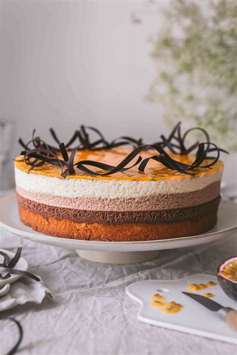 Dreierlei Schokomousse-Torte mit Passionsfrucht-Spiegel
