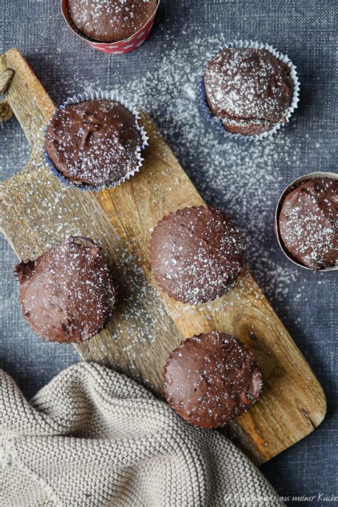 Dreifache Schoko-Donuts und Muffins nebeneinander als Alternativen