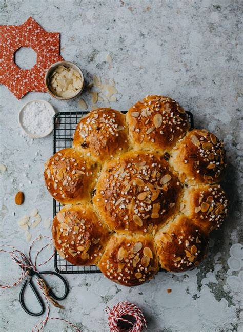 Dreikönigskuchen frisch gebacken mit Hagelzucker und Mandel bestreut