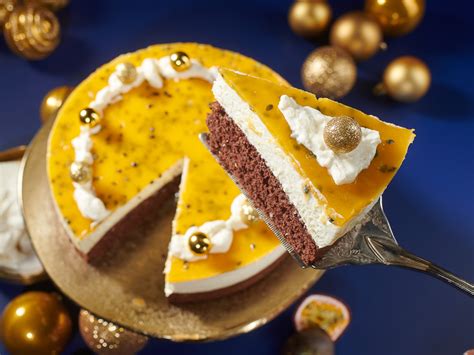 Dreistöckige Schoko-Mousse-Torte mit Passionsfruchtspiegel, Schnittbild