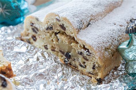 Dresdner Christstollen mit Marzipan aufgeschnitten