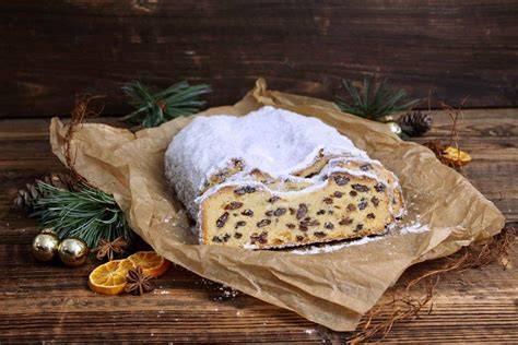 Dresdner Christstollen mit goldgeprägter Geschenkverpackung