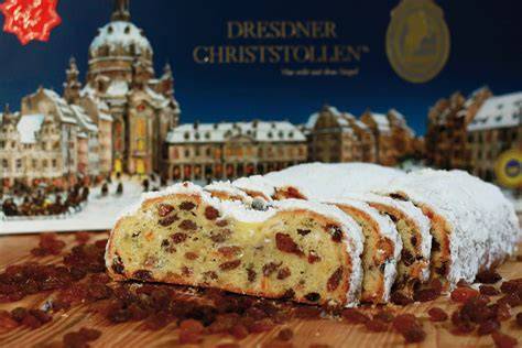 Dresdner Stollen mit Beschriftung der typischen Zutaten