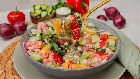 Dressing-Shaker, Zutaten und fertiger Salat als Collage