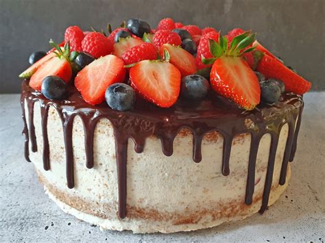 Drip Cake Deko: Beeren, Goldstaub, Macarons und mehr