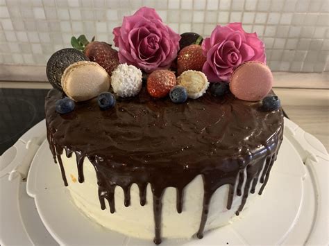 Drip Cake Seitenansicht mit langen Schokotropfen