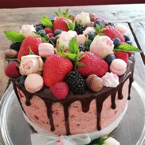 Drip Cake kunstvoll dekoriert mit Früchten und Keksen