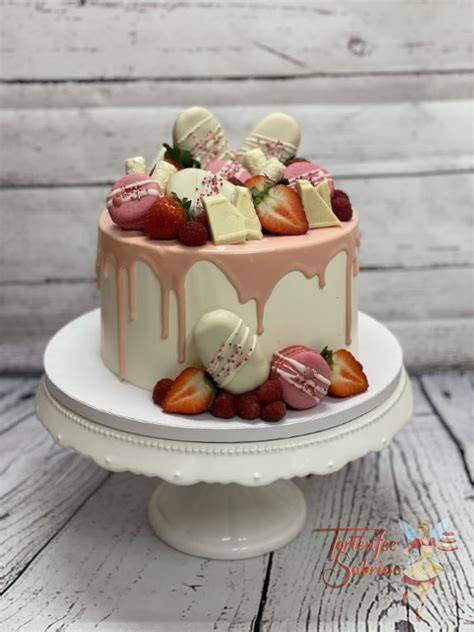 Drip Cake mit Beeren und Macarons