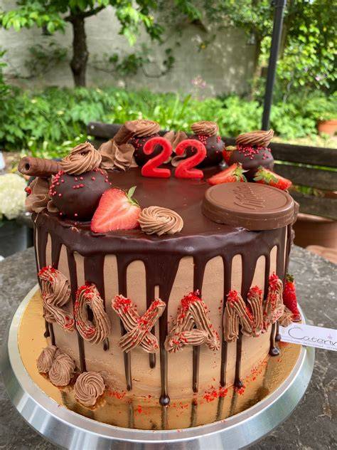 Drip Cake mit Erdbeeren und Schoko-Drip