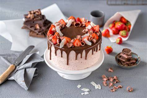 Drip Cake mit Erdbeeren und Schokoladentropfen