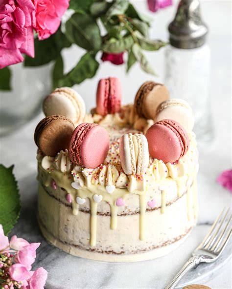 Drip Cake mit Macarons auf einem Sweet Table