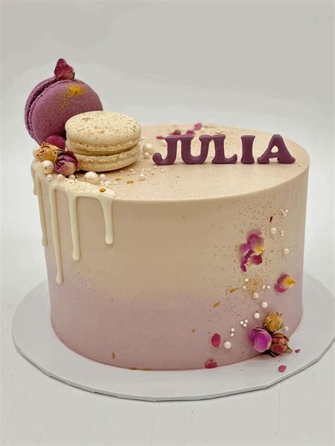 Drip Cake mit Macarons und essbaren Blumen