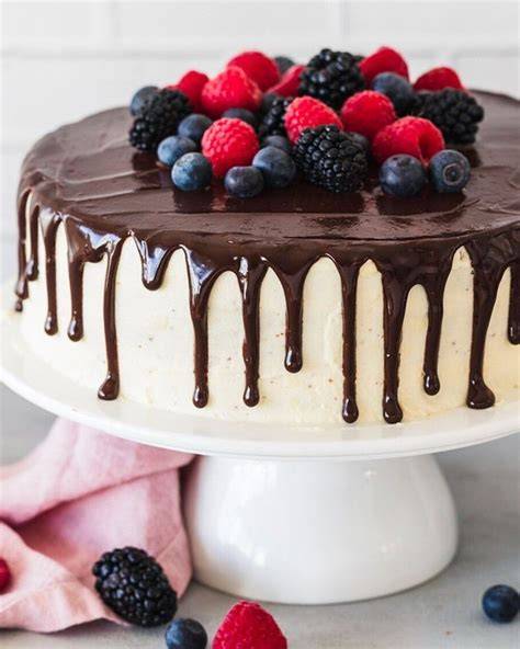 Drip Cake mit Schokoguss und Beeren