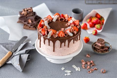 Drip Cake mit Schokoladenguss und Erdbeeren